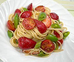 トマトとイチゴのパスタ